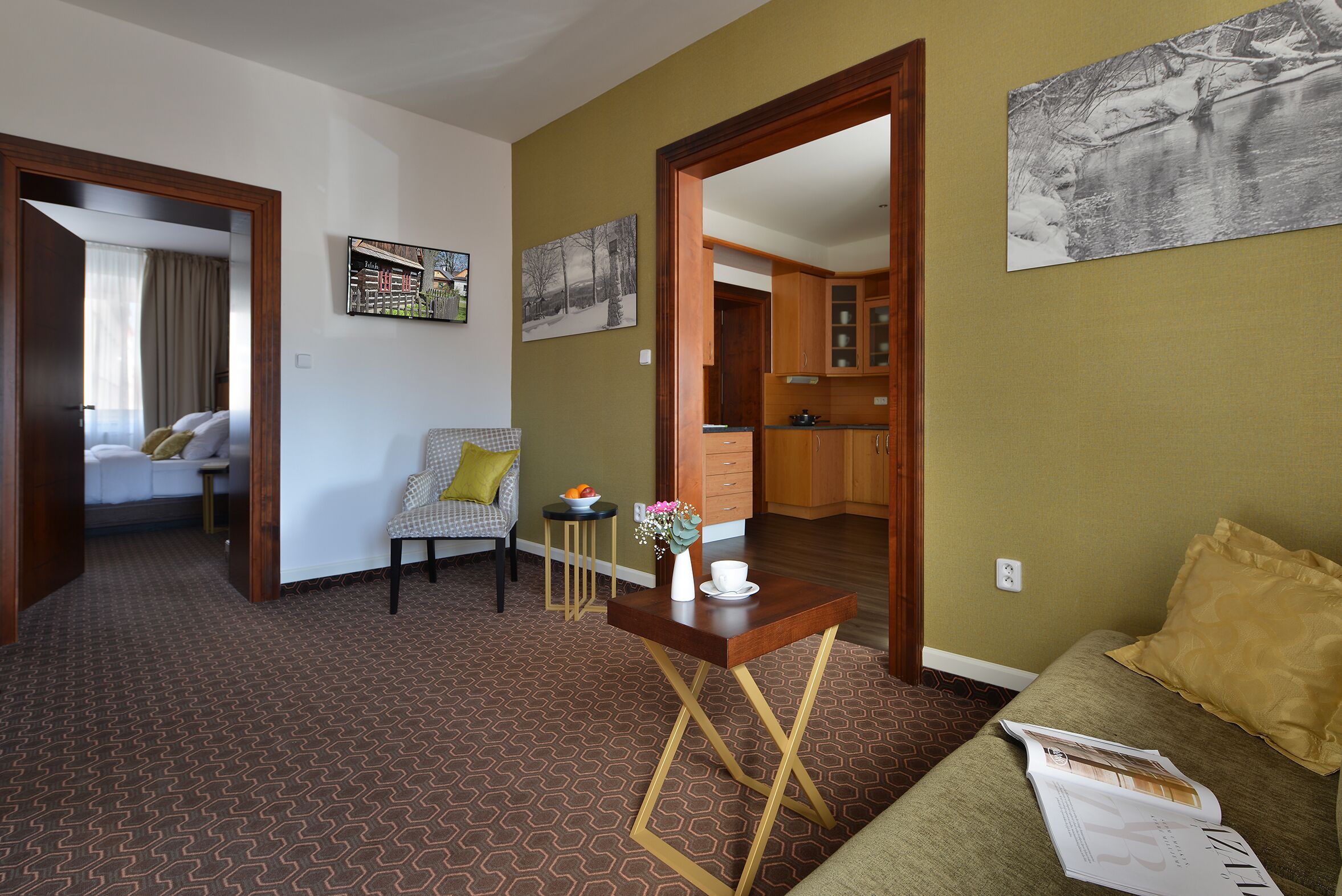 Deluxe Apartment | Living area | Flat-screen TV