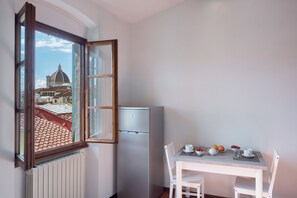 Apartment, 1 Schlafzimmer | Essbereich im Zimmer