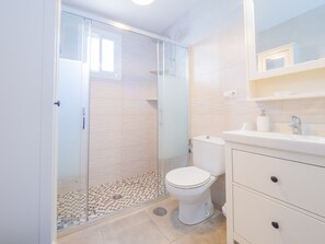 Dusch, hårtork och handdukar