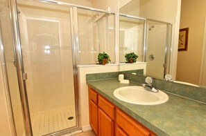 Familienvilla, Whirlpool, zum Garten hin | Dusche im Bad