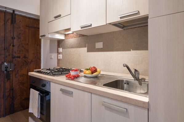 Basic-Apartment, 1 Schlafzimmer | Eigene Kochnische | Großer Kühlschrank, Ofen, Herdplatte, Espressomaschine