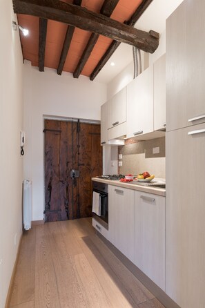 Apartamento básico, 1 habitación | Cocina básica privada | Frigorífico grande, horno, placa de cocina y máquina de café espresso