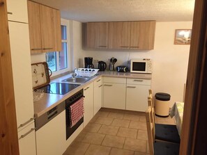 Kjøleskap, mikrobølgeovn, ovn og oppvaskmaskin