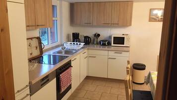 Kühlschrank, Mikrowelle, Ofen, Geschirrspüler