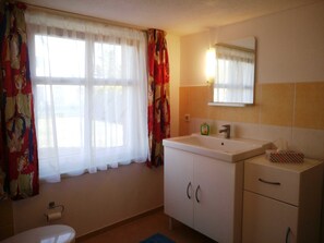 Douche, séchoir à cheveux, savon, papier de toilette