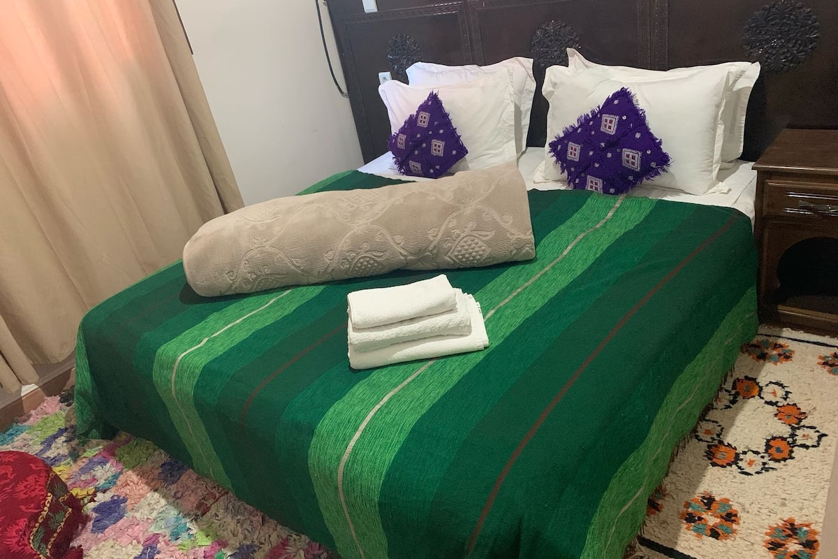 أغطية فراش متميزة وألحفة محشوة بالريش وخزنة داخل الغرفة