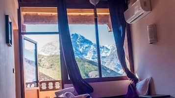 双人房或双床房, 阳台, 山景 | 高档床上用品、羽绒被、客房内保险箱、特色装修