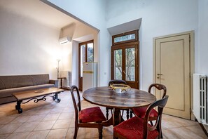 Appartement, 1 chambre | Cuisine privée | Réfrigérateur, four, plaque de cuisson, cafetière/bouilloire