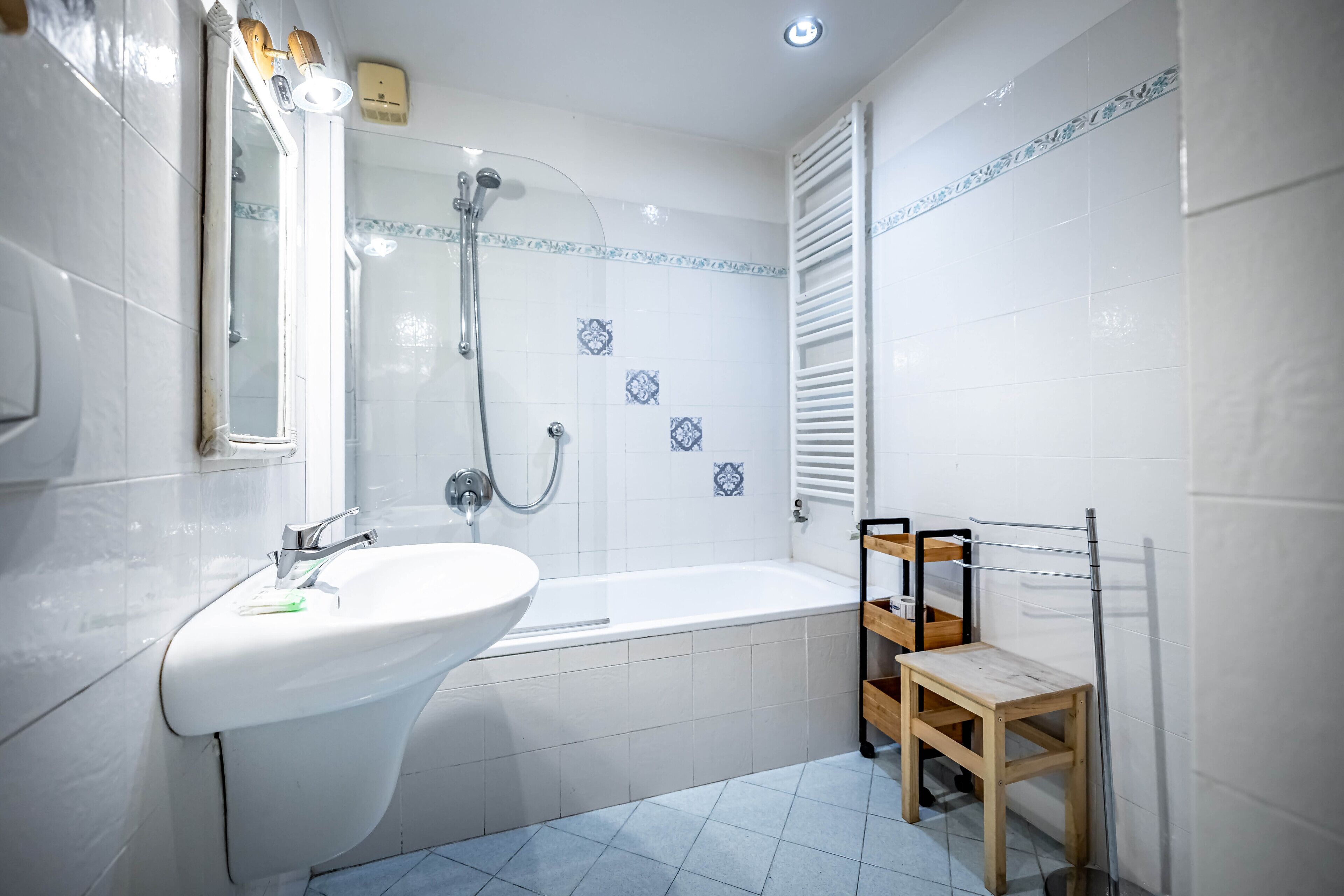 Badeværelse | Badekar, dybe badekar, hårtørrer, bidet