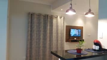 Apartamento exclusivo, para não fumantes | Área de estar | Smart TV, Netflix