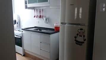 Apartamento exclusivo, para não fumantes | Cozinha americana privada | Geladeira, fogão, talheres/pratos/utensílios de cozinha