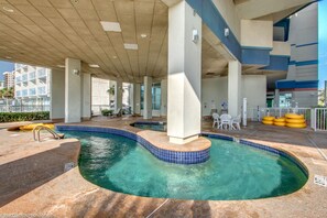 Piscina interna, piscina externa sazonal