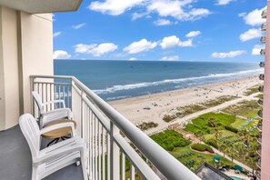 Condo com design assinado, 1 quarto, sacada, vista para o oceano | Sacada