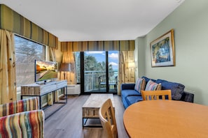 Premium appartement, 1 slaapkamer, uitzicht op zwembad, aan zee | Woonkamer | Flatscreentelevisie