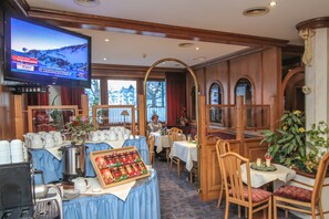 Café da manhã com buffet todos os dias (EUR 15 por pessoa) 