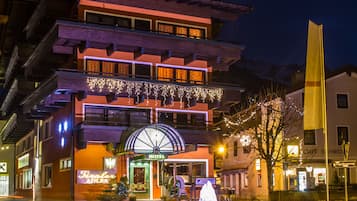 Fassade der Unterkunft – Abend/Nacht