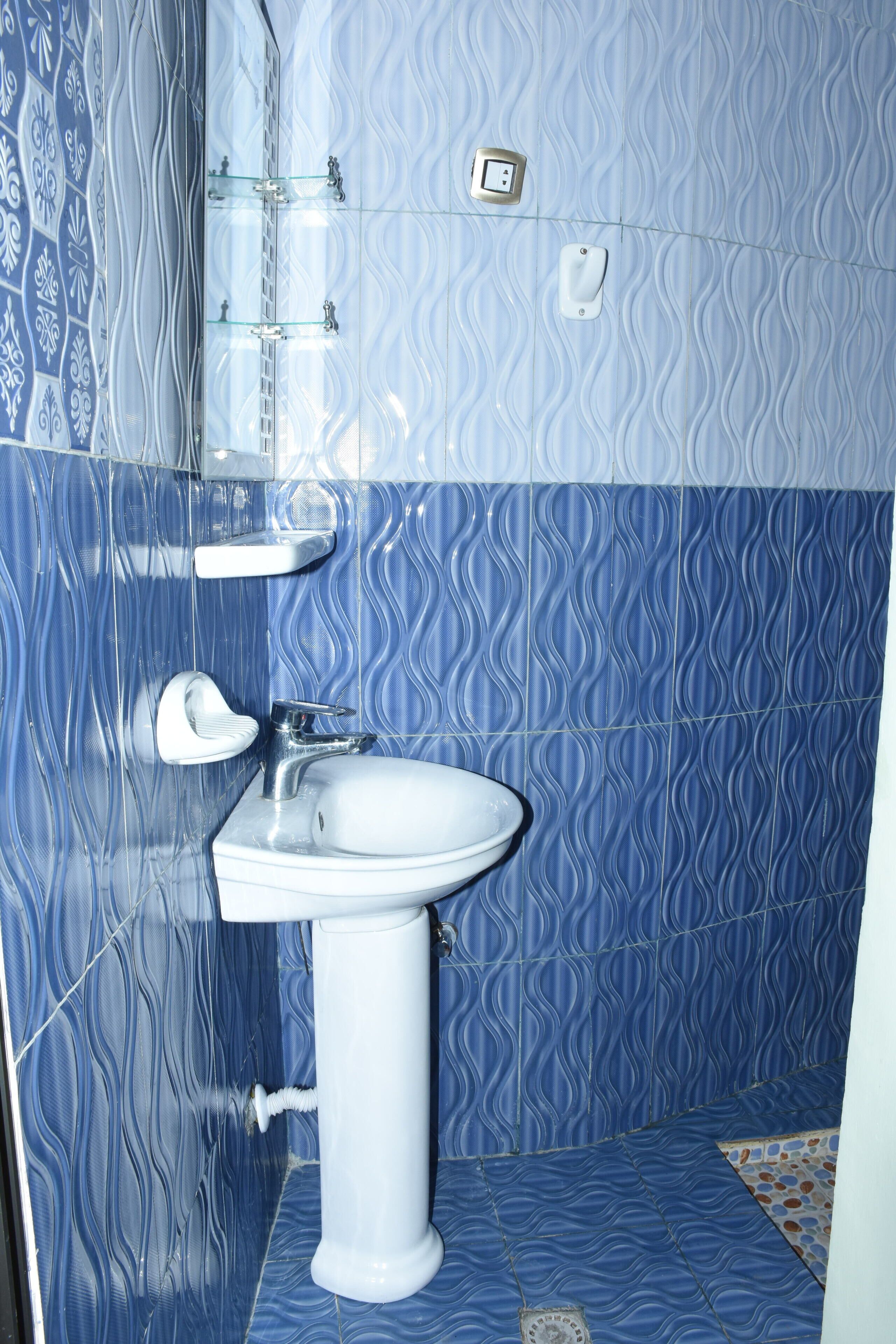 Basic Double or Twin Room, 1 Bedroom, Non Smoking | Bathroom | Shower, free toiletries, hair dryer, towels