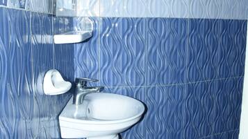Basic Double or Twin Room, 1 Bedroom, Non Smoking | Bathroom | Shower, free toiletries, hair dryer, towels