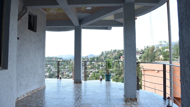 Un balcón con vista a un paisaje montañoso.