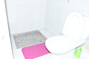 Habitación básica con 1 cama matrimonial o 2 individuales, 1 habitación, para no fumadores | Baño | Regadera, amenidades de baño gratuitas, secadora de cabello, toallas 
