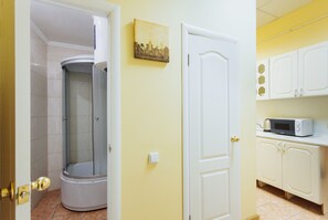 Täysikokoinen jääkaappi, mikroaaltouuni