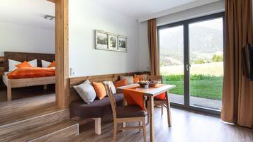 Comfort Apartment, 1 Queen Bed, Non Smoking | Living area | Flat-screen TV