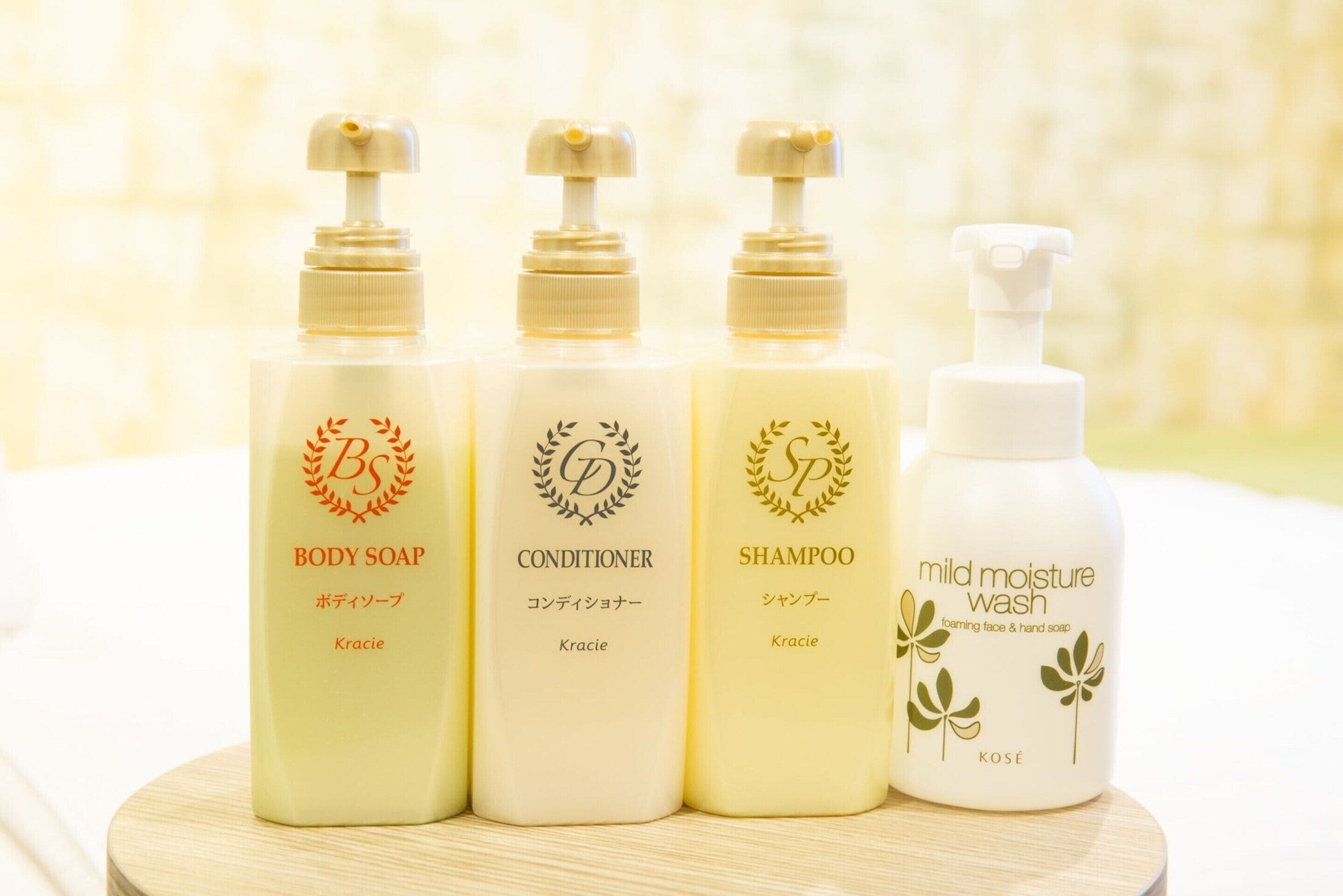 combined shower/bathtub, free toiletries, hair dryer, slippers