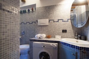 Apartment, 2 Bedrooms, Non Smoking | Bathroom sink