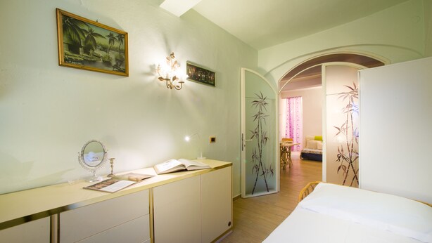 2 bedrooms, desk, free WiFi, individually decorated - Borgo 27 - Apartment Near Arno River (Florence)
