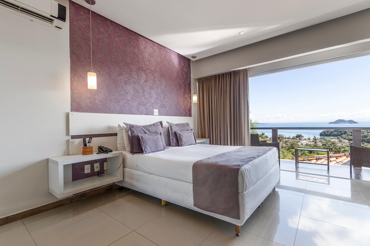 Minibar, brankas, Wi-Fi gratis, dan didekorasi berbeda-beda