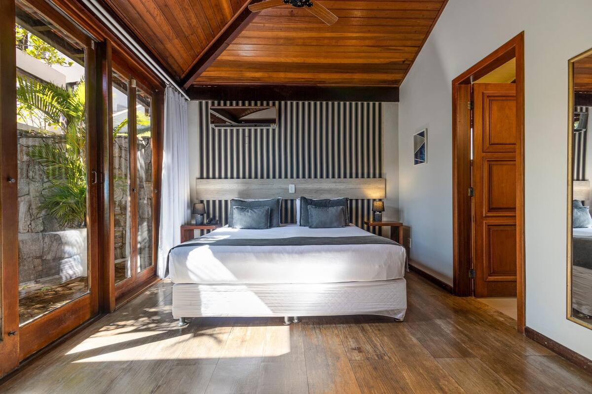 Minibar, brankas, Wi-Fi gratis, dan didekorasi berbeda-beda