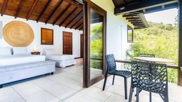 Habitación triple superior, en edificio anexo | Minibar, caja fuerte, decoración individual y cortinas opacas