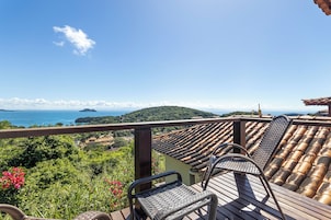 Quarto triplo, sacada | Frigobar, cofres nos quartos, individualmente decorados