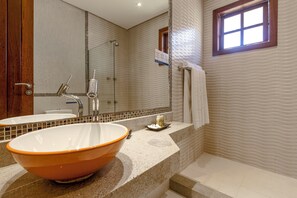 Quarto casal superior, 1 cama de casal, sacada, vista para o oceano | Banheiro | Chuveiro, chuveiro com efeito de chuva, produtos de toalete grátis 