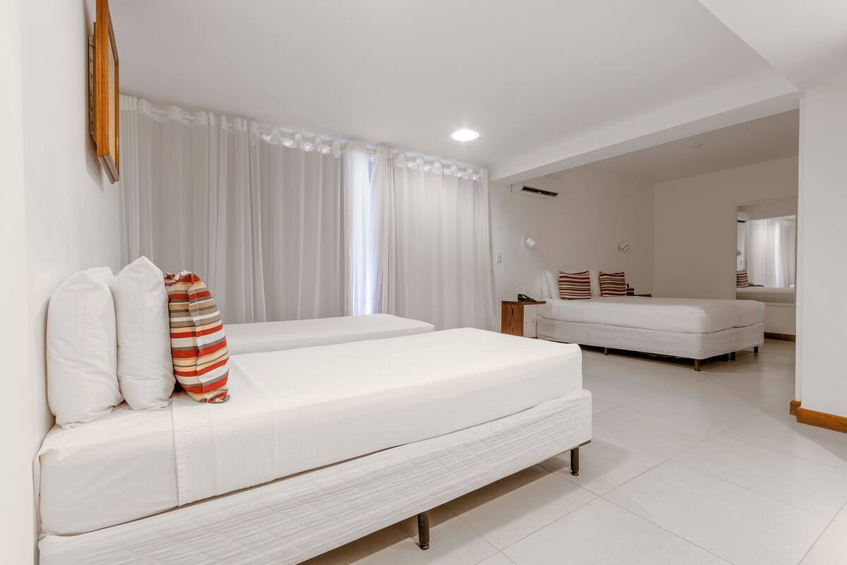 Kamar Quadruple | Minibar, brankas, Wi-Fi gratis, dan didekorasi berbeda-beda