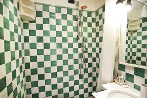 Apartment, 1 Schlafzimmer, Nichtraucher | Badezimmer | Dusche, Regendusche, Bidet, Handtücher