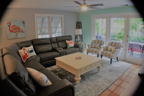 Smart TV, books - Flirty Flamingo Key West  (Key West)