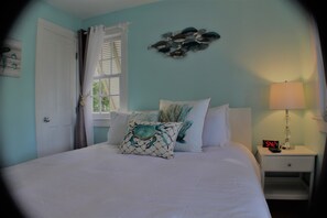3 bedrooms, iron/ironing board, WiFi, bed sheets - Flirty Flamingo Key West  (Key West)