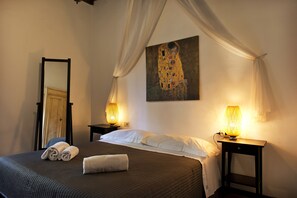 Apartment, 1 Bedroom, Non Smoking | 1 bedroom, individually decorated, individually furnished, desk - Dante 16 - Keys OF Italy (Florence)