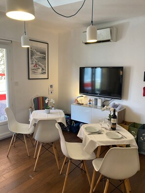 En 43-tommers LED-TV med digitale kanaler samt TV og Netflix