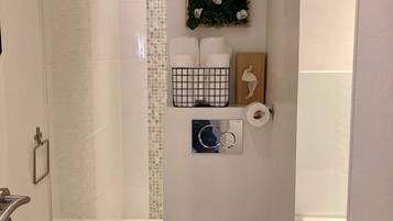 Habitación doble superior (Jean Dujardin) | Baño | Regadera, regadera tipo lluvia, amenidades de baño gratuitas