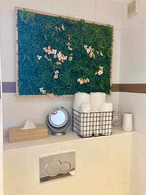 Comfort Double Room (Marion Cotillard) | Bathroom | Shower, rainfall showerhead, free toiletries, hair dryer