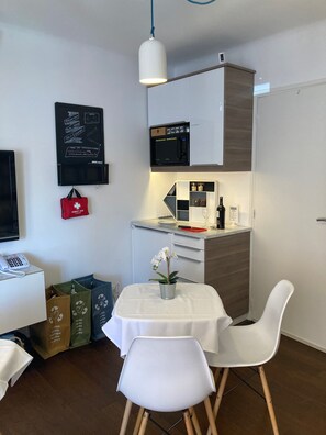 43-inch LED TV with digital channels, TV, Netflix - Cannes City B&B (Cannes)