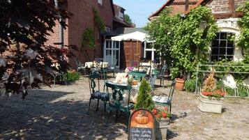 Lunch and dinner served, German cuisine