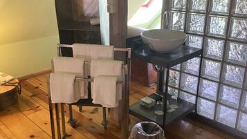 Standard-Maisonette | Badezimmer | Badewanne, Haartrockner, Handtücher