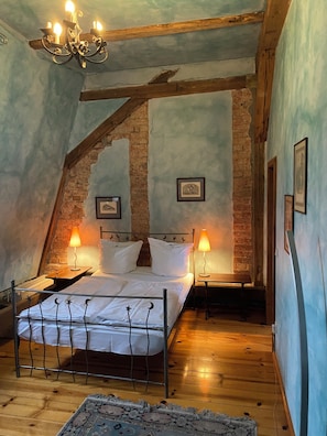 Superior Quadruple Room | Hypo-allergenic bedding, desk, blackout drapes, iron/ironing board - Hotel Alte Försterei Kloster Zinna (Jueterbog)