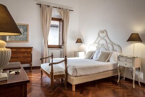 Blackout curtains, free WiFi, bed sheets