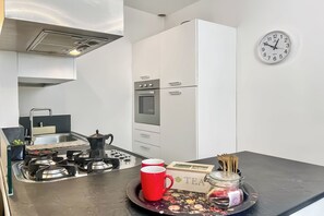 Kühlschrank, Mikrowelle, Ofen, Herdplatte