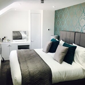 Double / Twin, Sea View (Room 5) | Premium bedding, free WiFi, bed sheets - Rose and Crown (Goodwick)