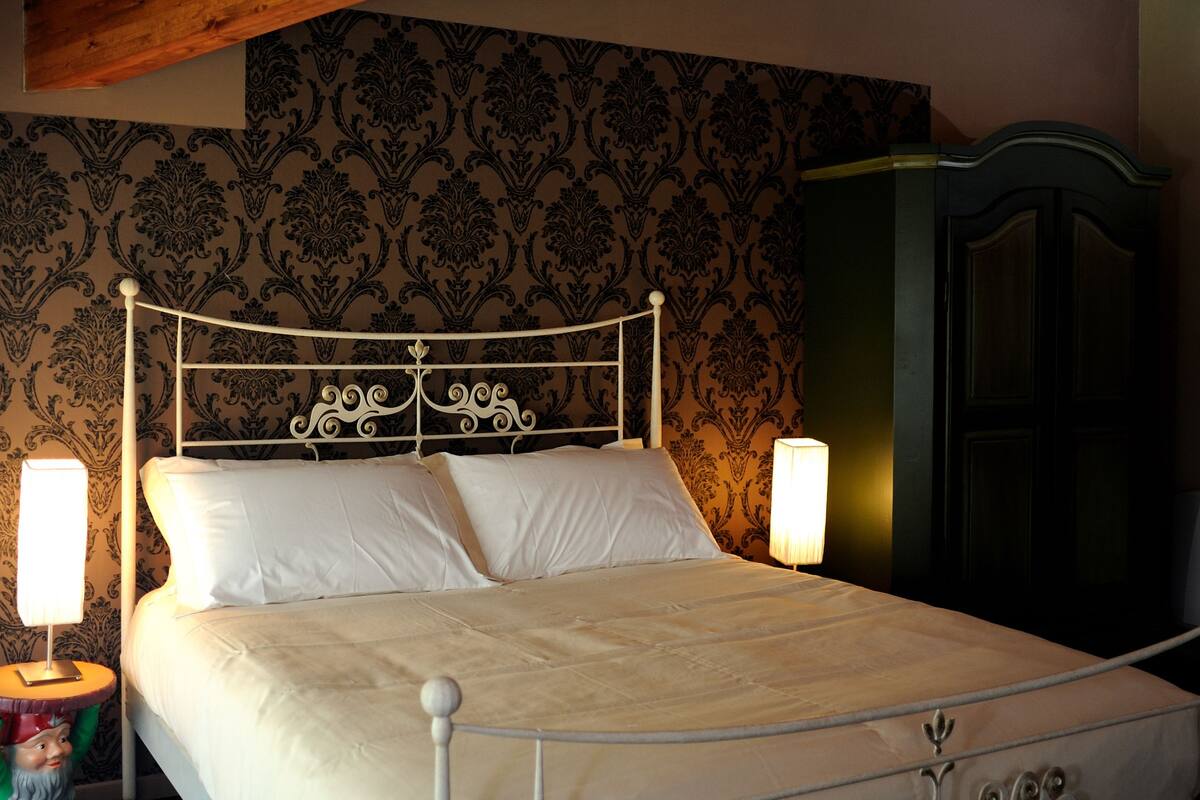 deluxe double room | in-room safe, individually decorated, individually furnished, desk